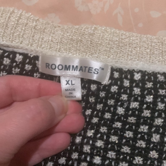 Roommates Sweater XL - Picture 2 of 7